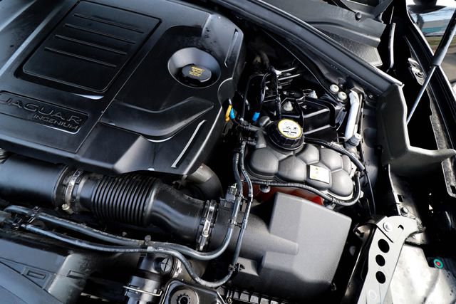 Used 2020 Jaguar F-PACE Premium image 31