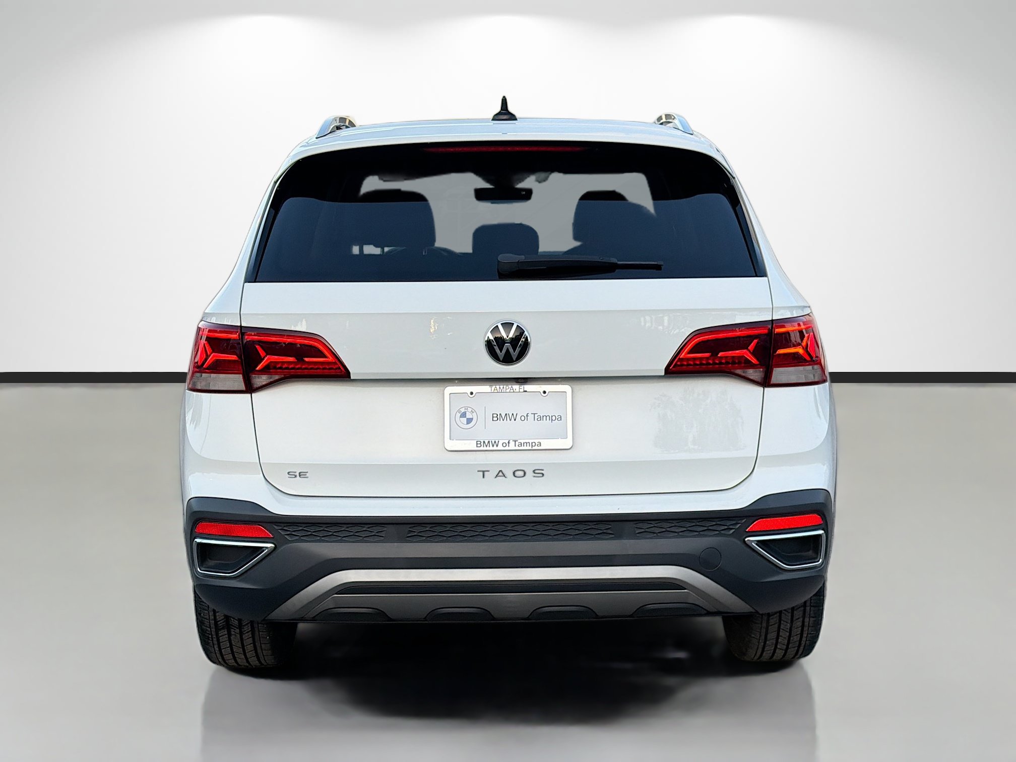 Used 2023 Volkswagen Taos SE w/ Panoramic Sunroof Package FWD image 4