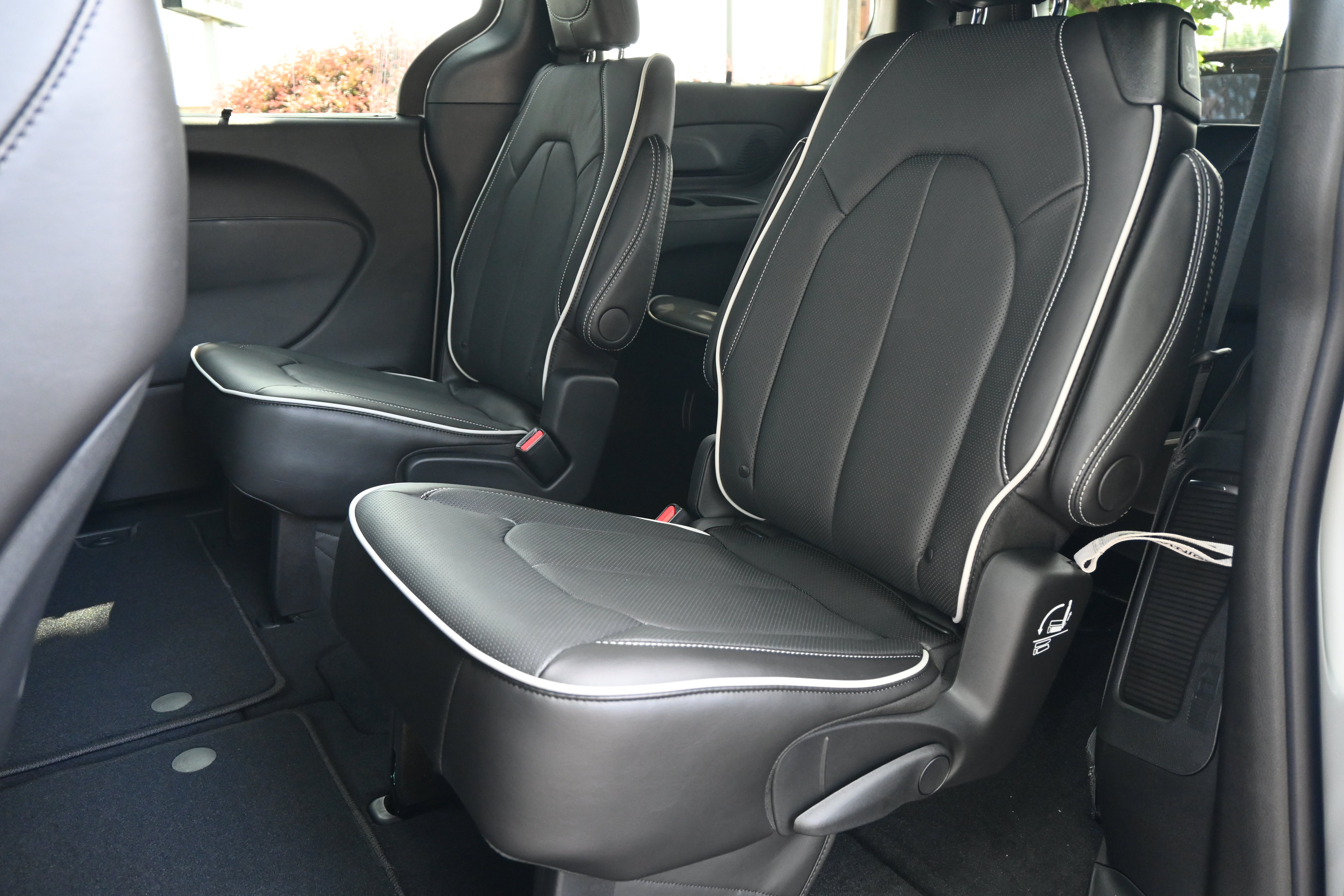 New 2027 Chrysler Pacifica Limited FWD image 31