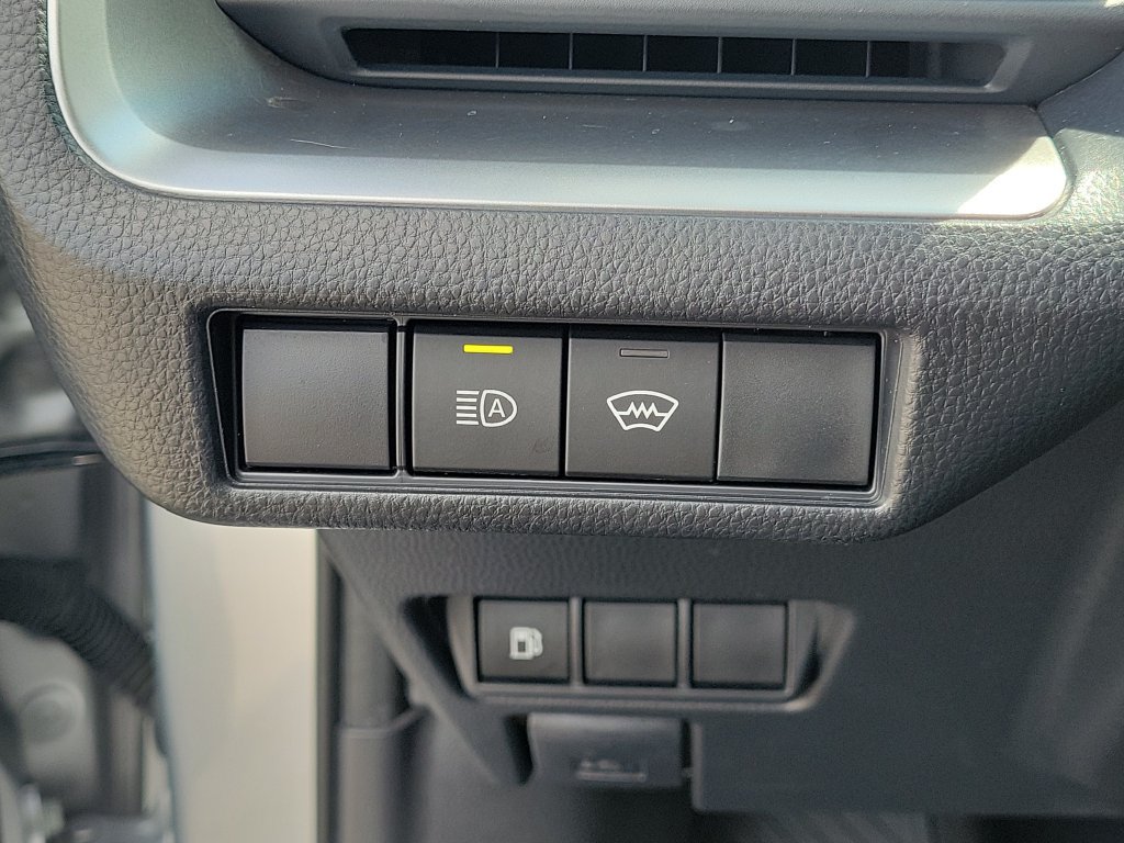 Used 2025 Toyota Prius LE FWD image 30