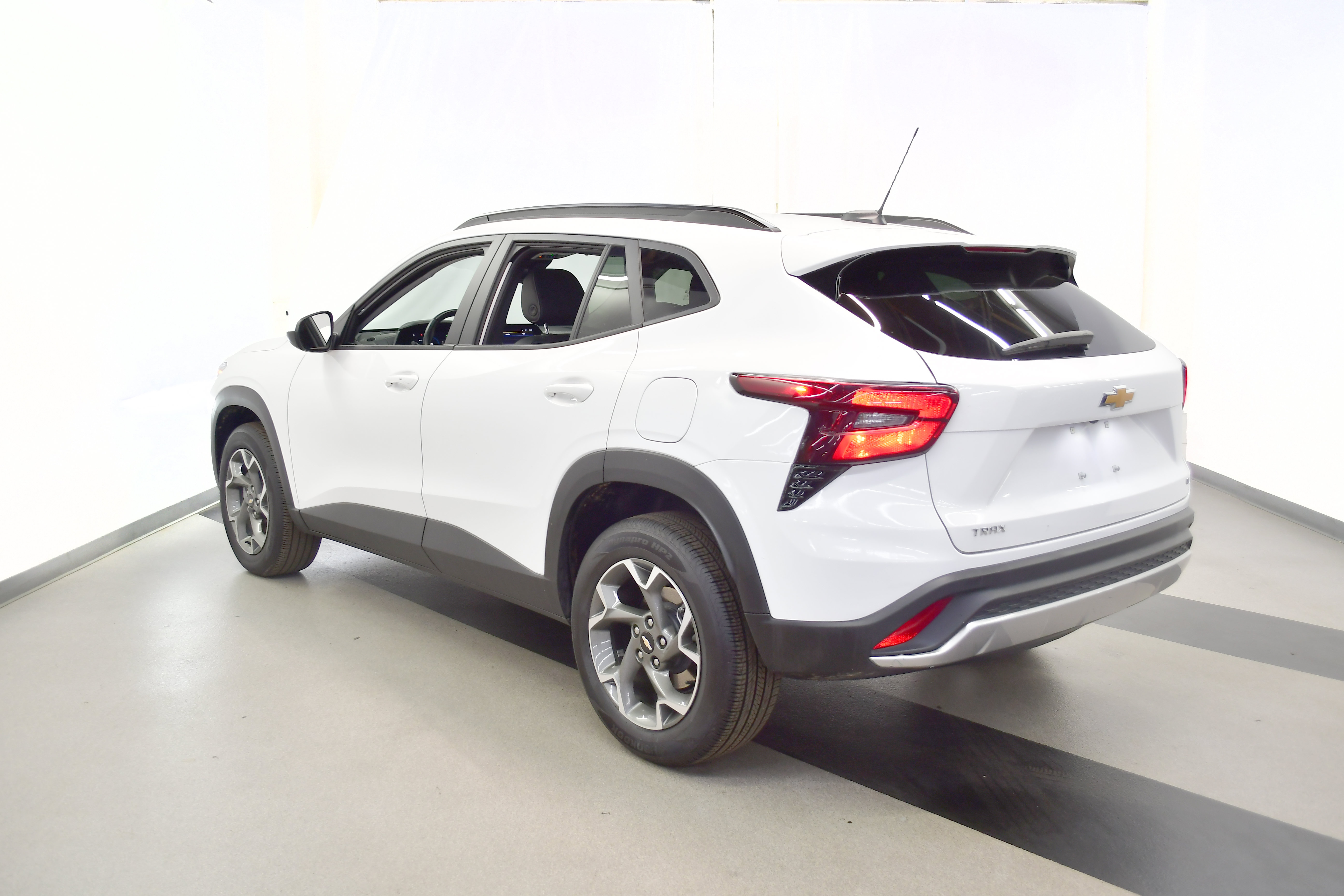 Used 2025 Chevrolet Trax LT w/ LT Convenience Package FWD image 5