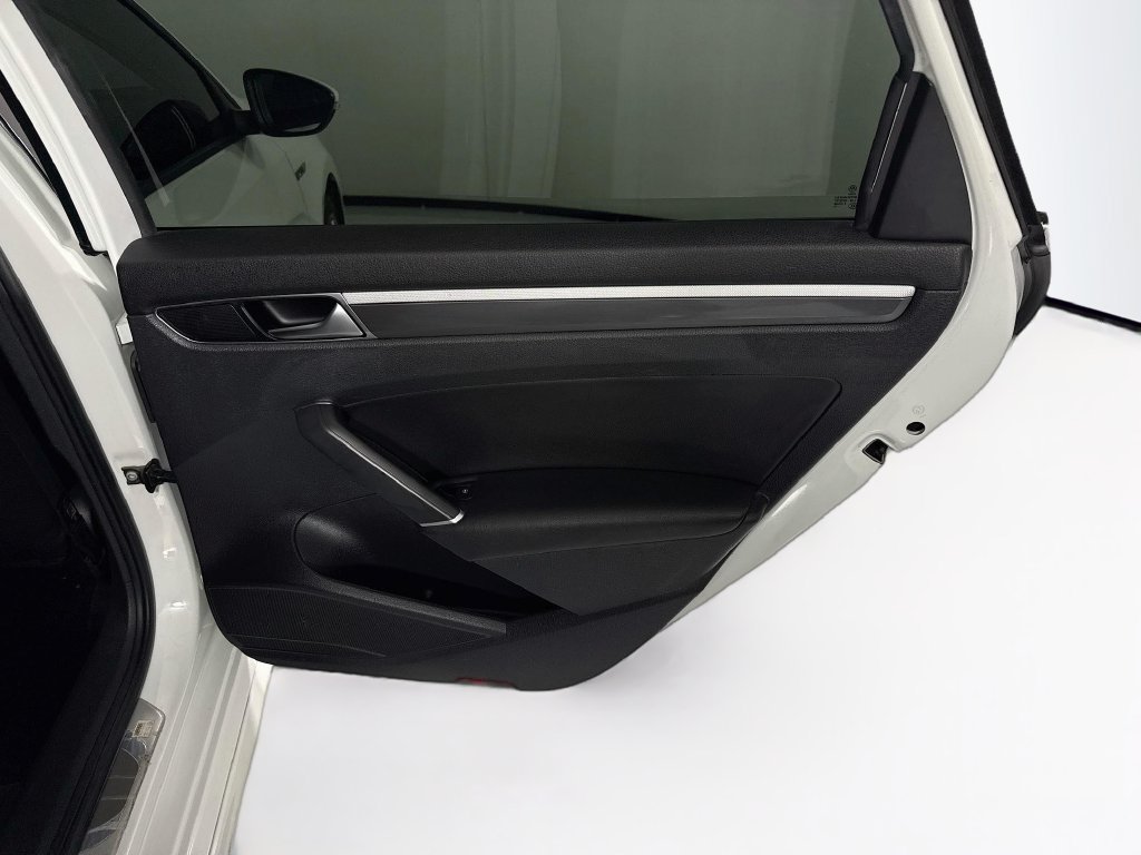 Used 2018 Volkswagen Passat 2.0T R-Line w/ R-Line Lighting Package FWD image 27