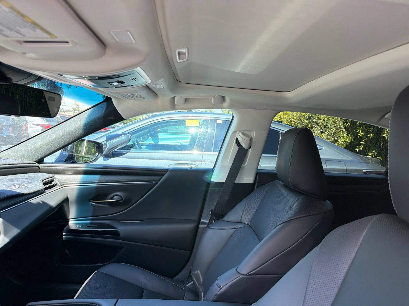 Used 2025 Lexus ES 300h w/ Premium Package FWD image 9