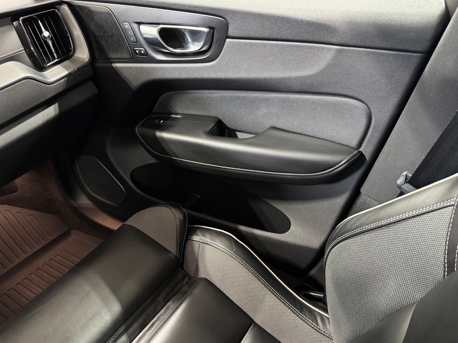 Used 2020 Volvo XC60 T8 R-Design AWD/4WD image 43