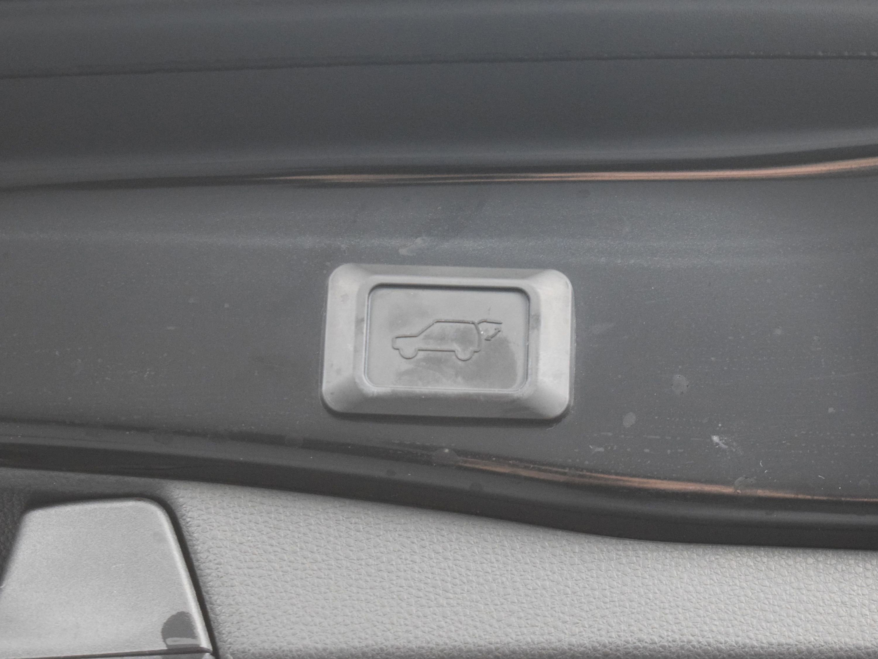 Used 2019 Toyota RAV4 XLE w/ Convenience Package AWD/4WD image 12