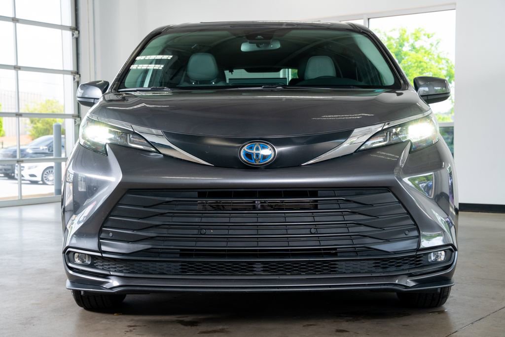 Used 2025 Toyota Sienna XLE image 4