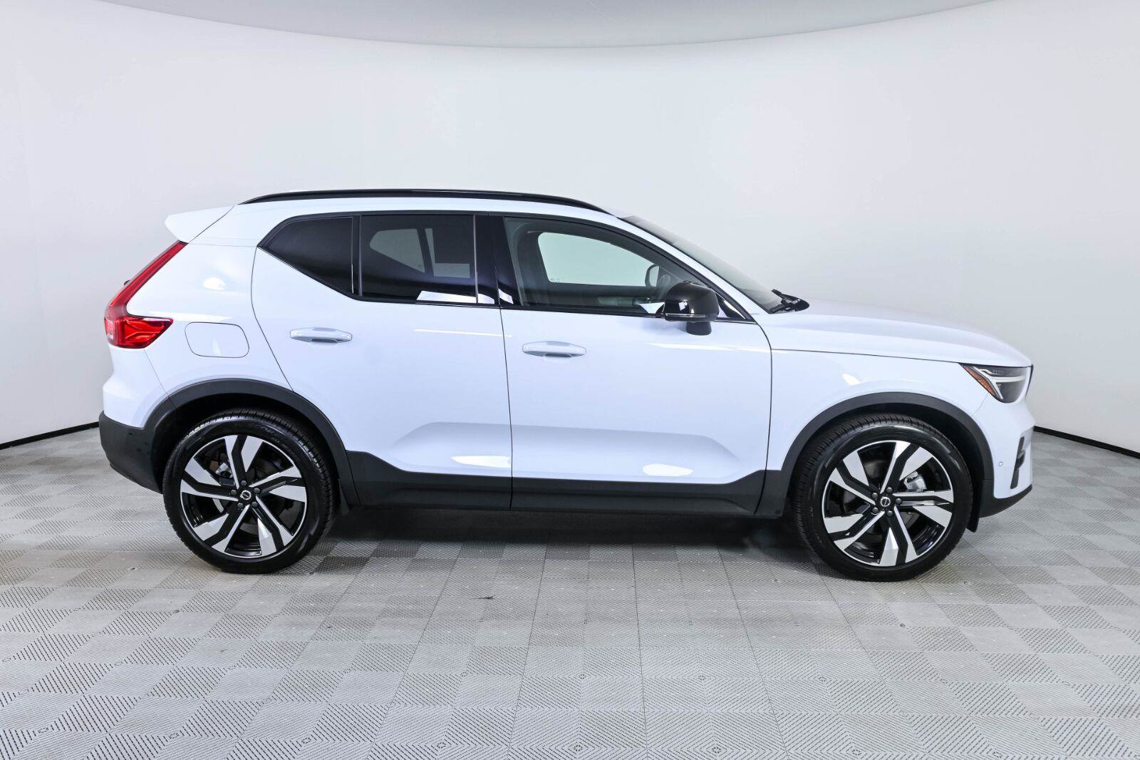 Certified 2026 Volvo XC40 B5 Plus AWD/4WD image 27