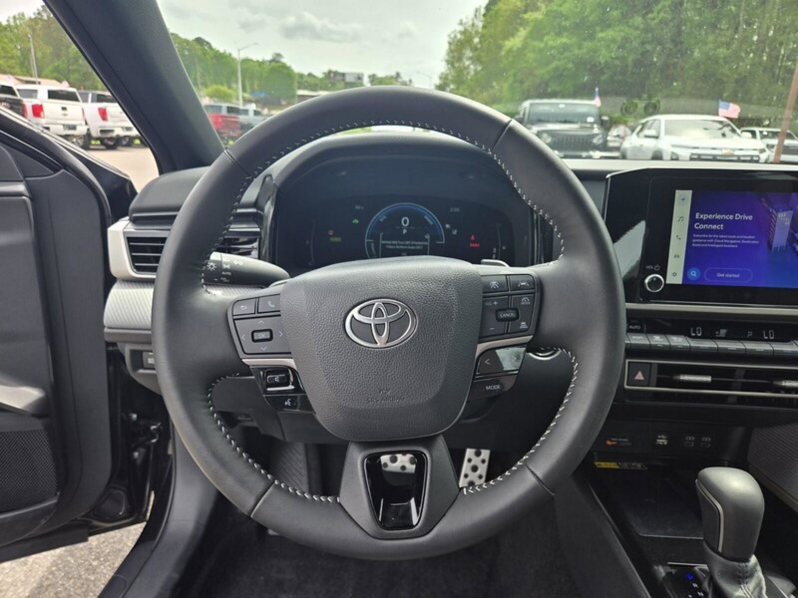 Used 2025 Toyota Camry SE image 9