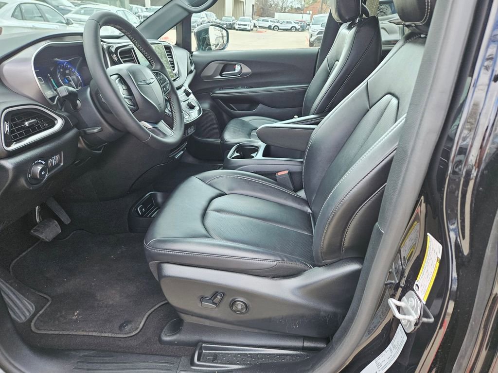 Used 2025 Chrysler Pacifica Select image 11