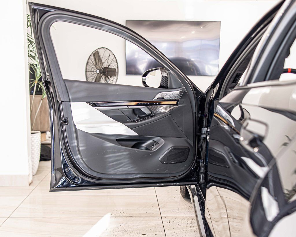 Used 2025 BMW M5 w/ Carbon Package AWD/4WD image 30