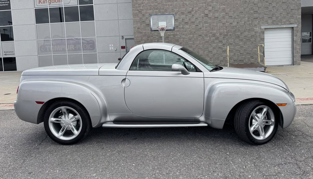 Used 2004 Chevrolet SSR w/ Preferred Equipment Group RWD image 5