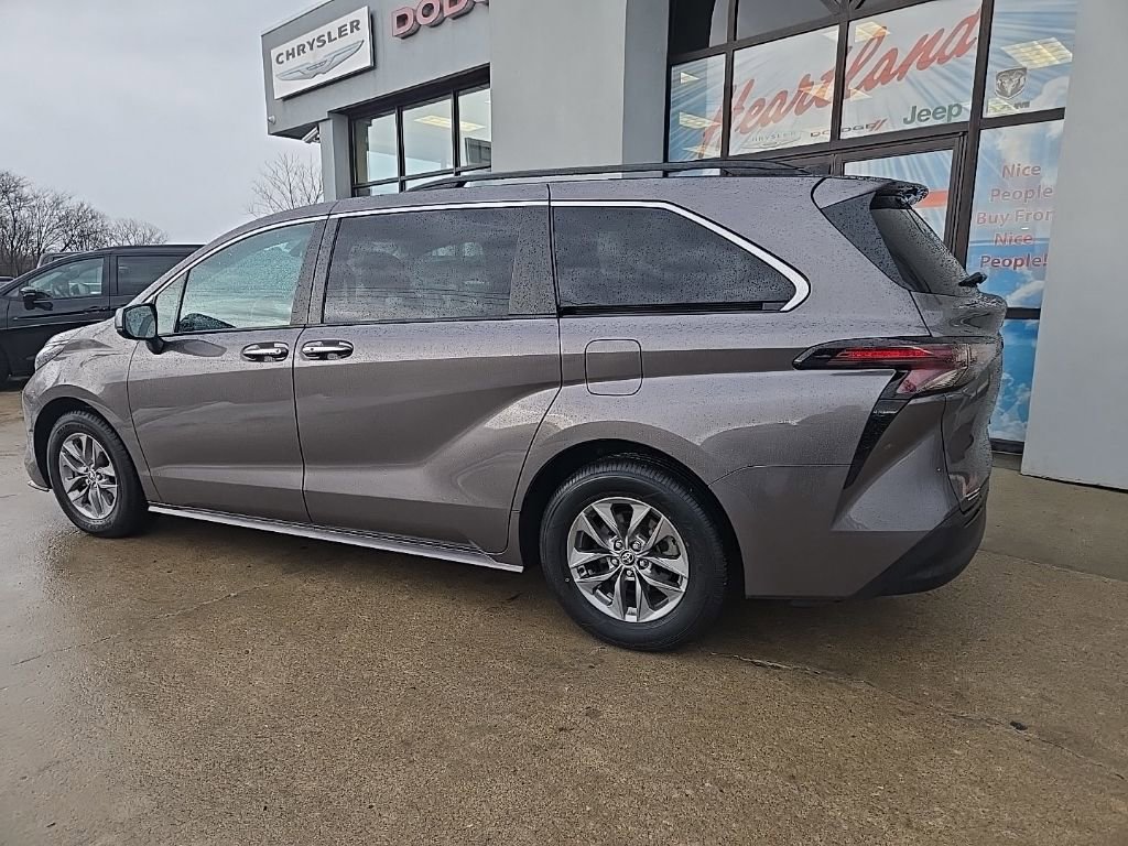 Used 2024 Toyota Sienna XLE image 6