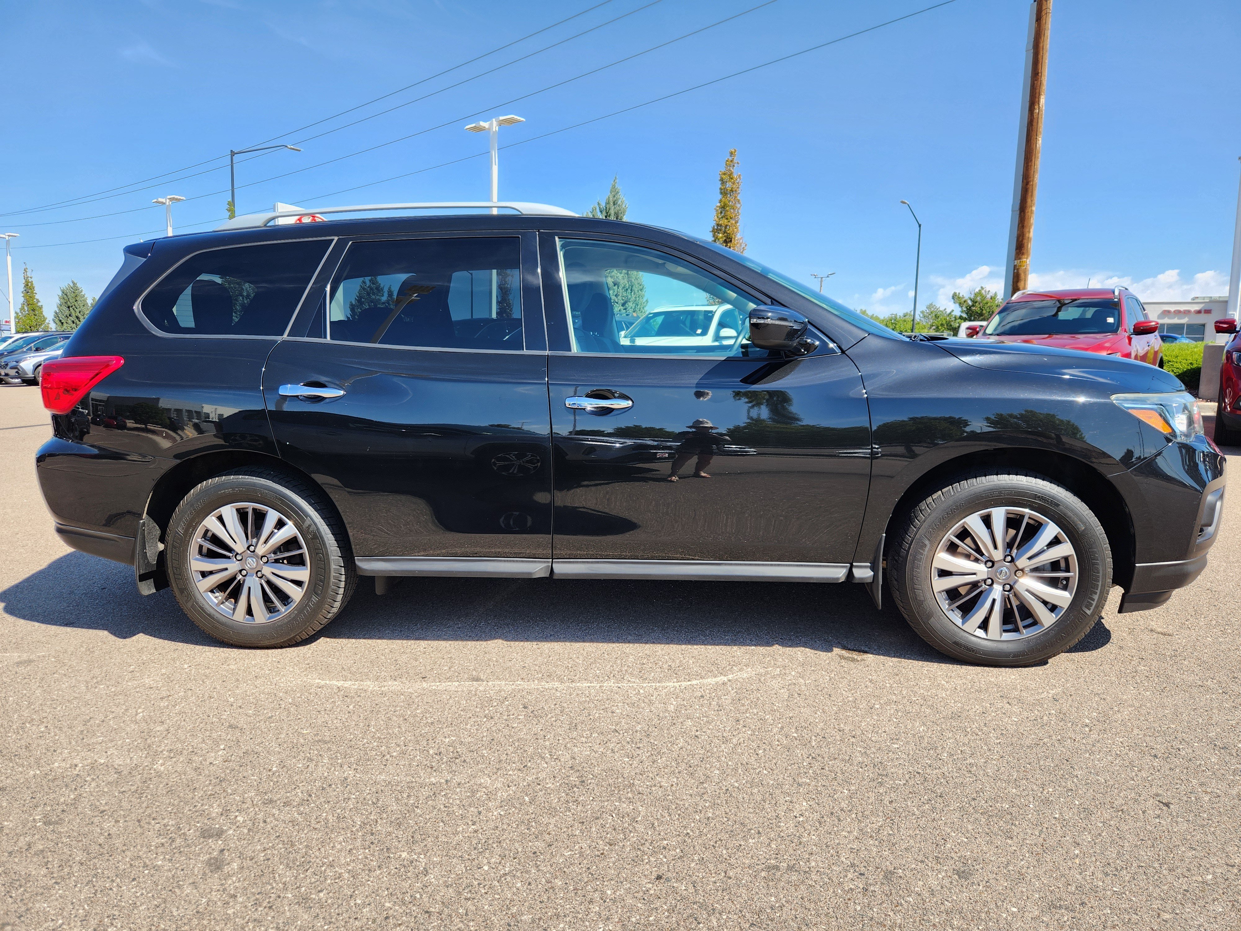 Used 2019 Nissan Pathfinder S AWD/4WD image 2