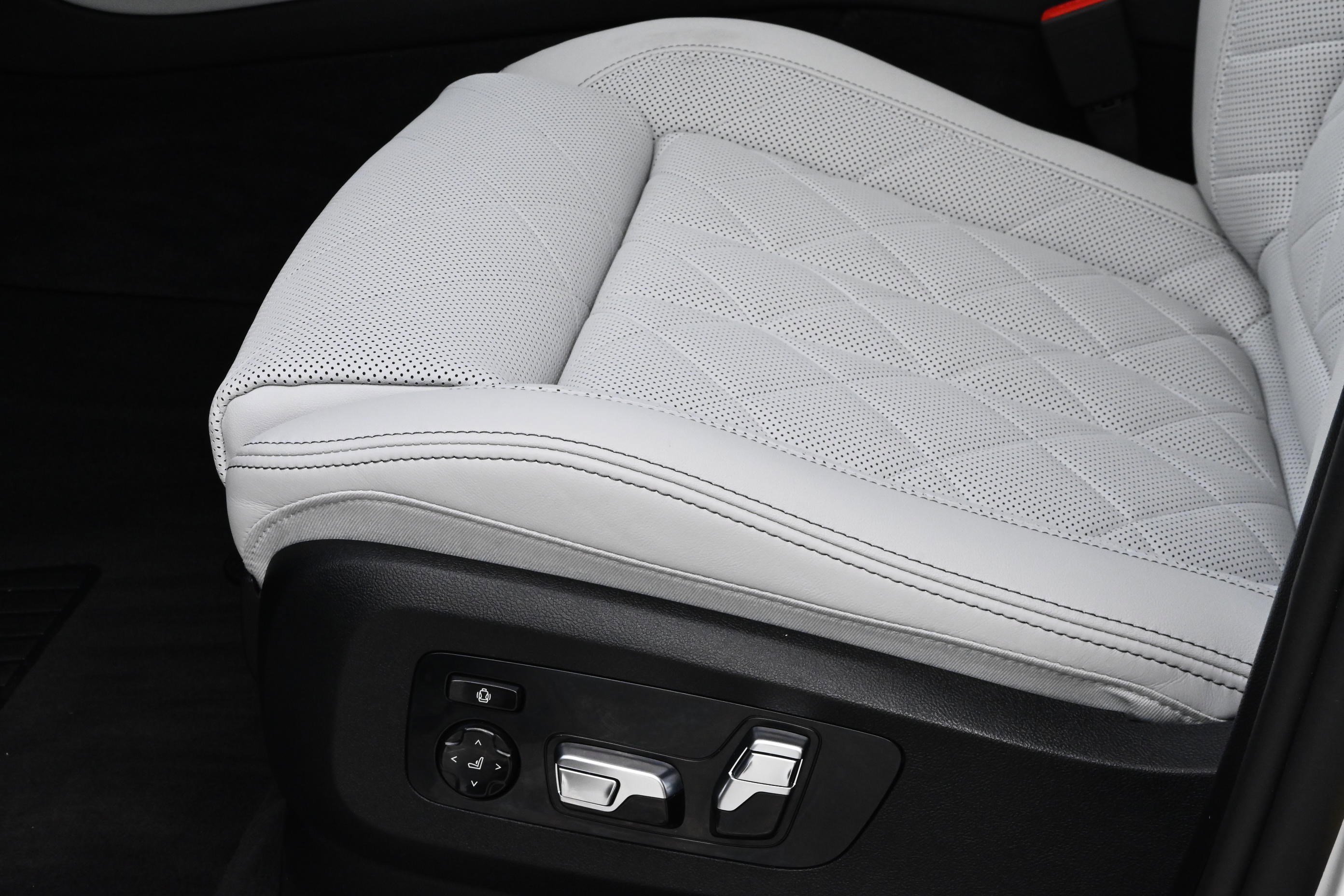 Used 2024 BMW X5 M60i image 28