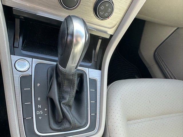 Used 2016 Volkswagen Golf S image 31