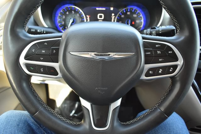 Used 2024 Chrysler Pacifica Touring-L FWD image 4