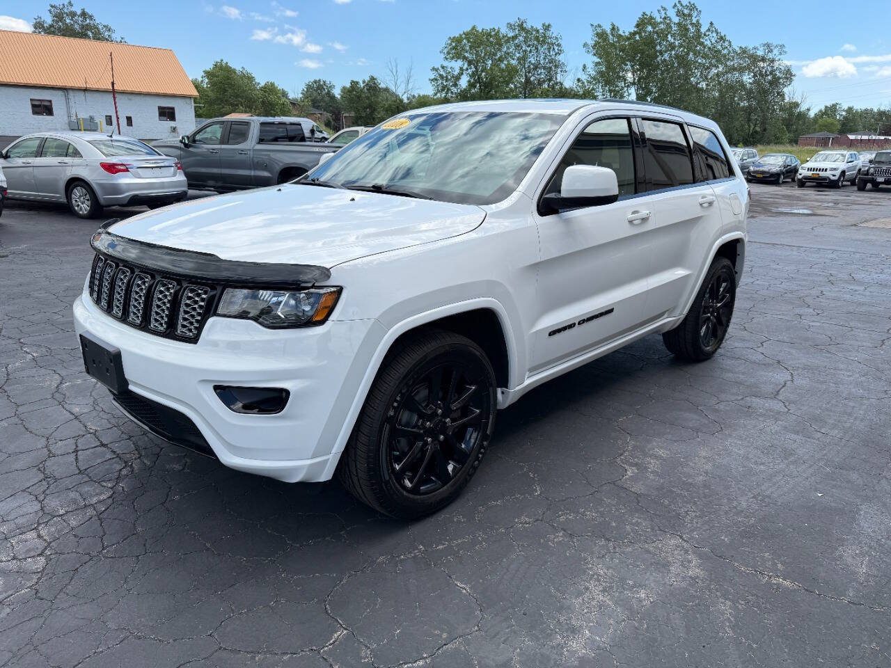 Used 2018 Jeep Grand Cherokee Altitude AWD/4WD image 3