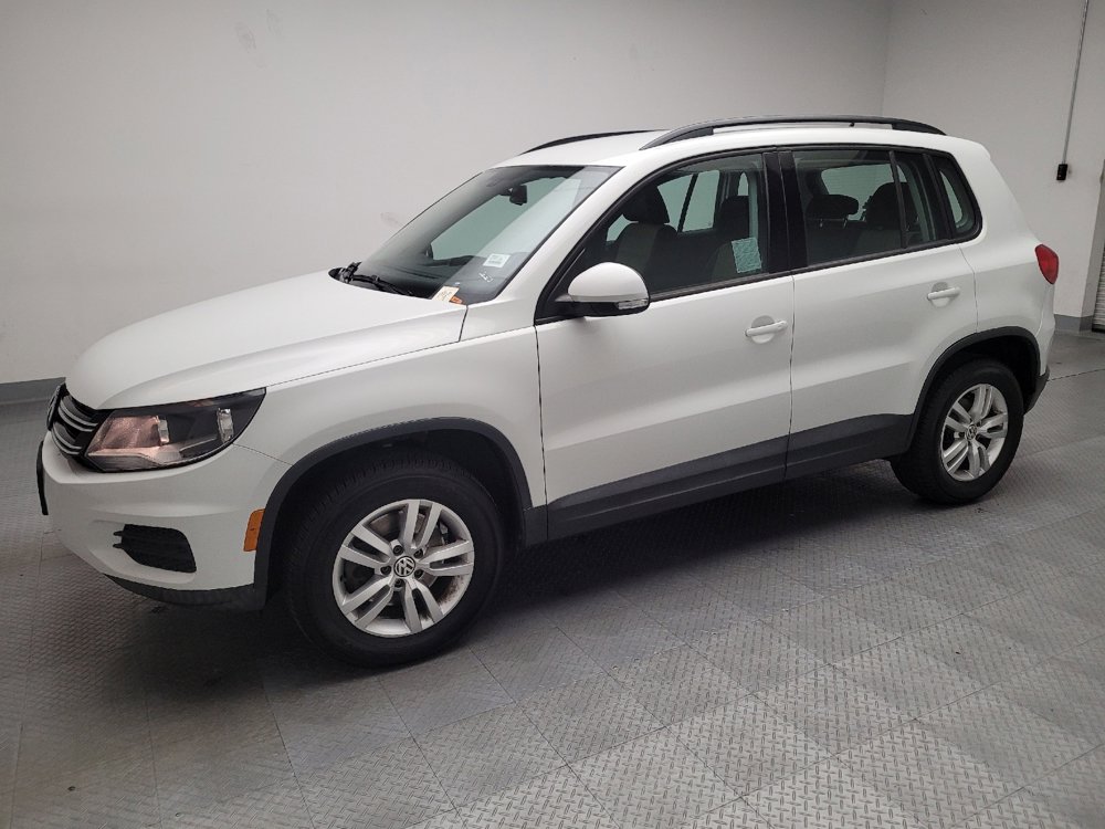 Used 2016 Volkswagen Tiguan S image 2