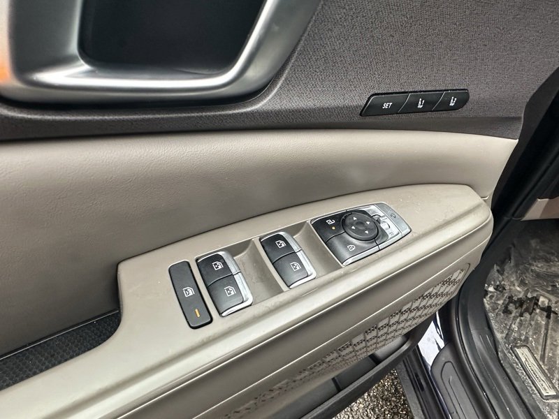 Used 2025 Kia Carnival EX image 17