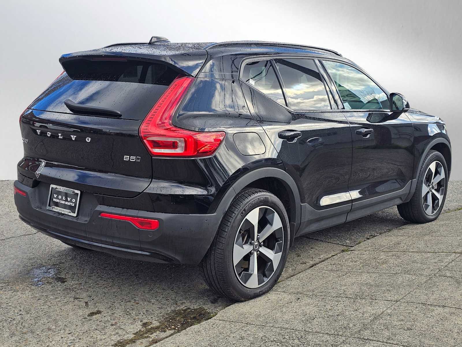 Used 2025 Volvo XC40 B5 Plus w/ Protection Package Premier image 3