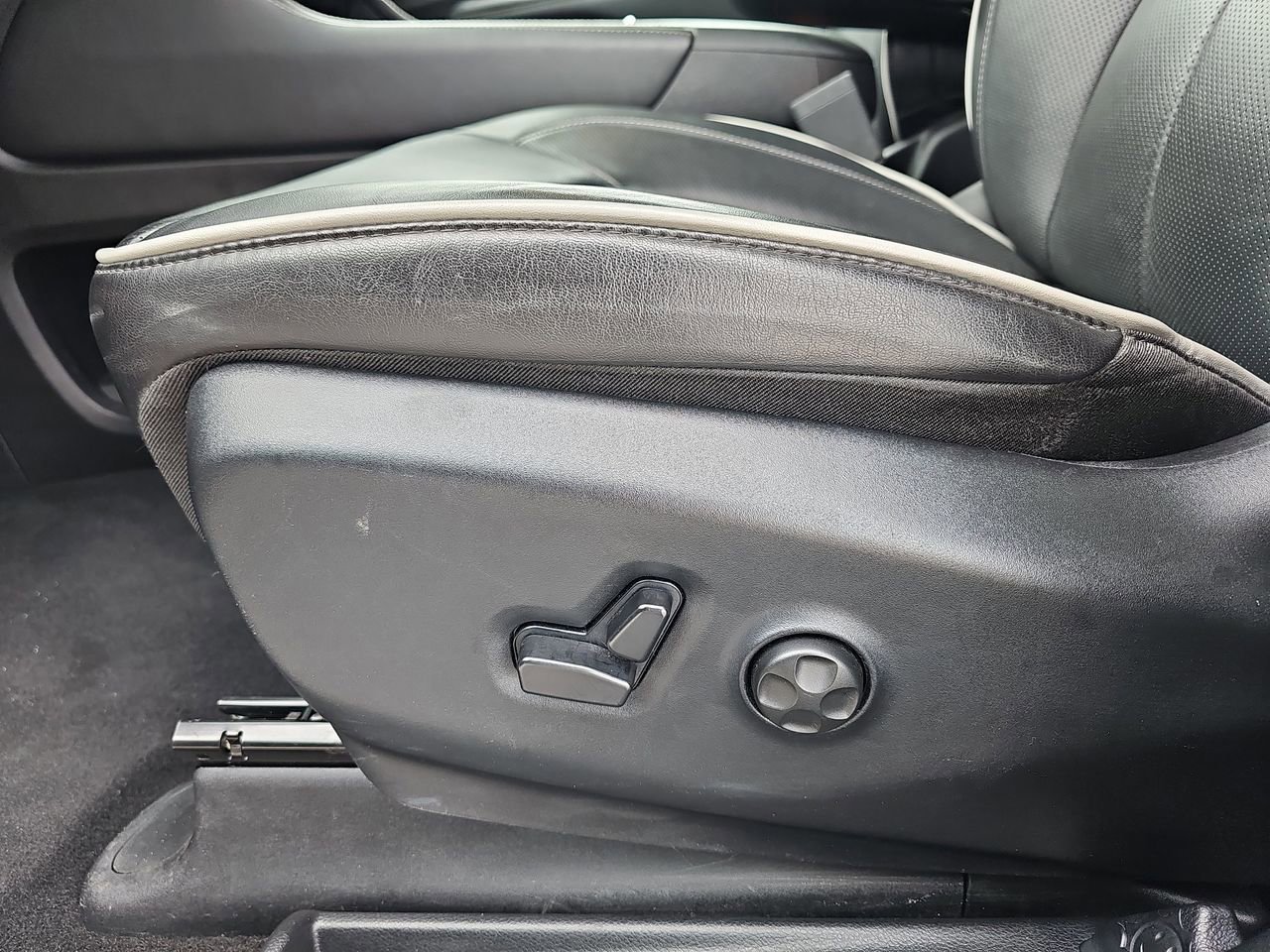 Used 2025 Chrysler Pacifica Limited image 35