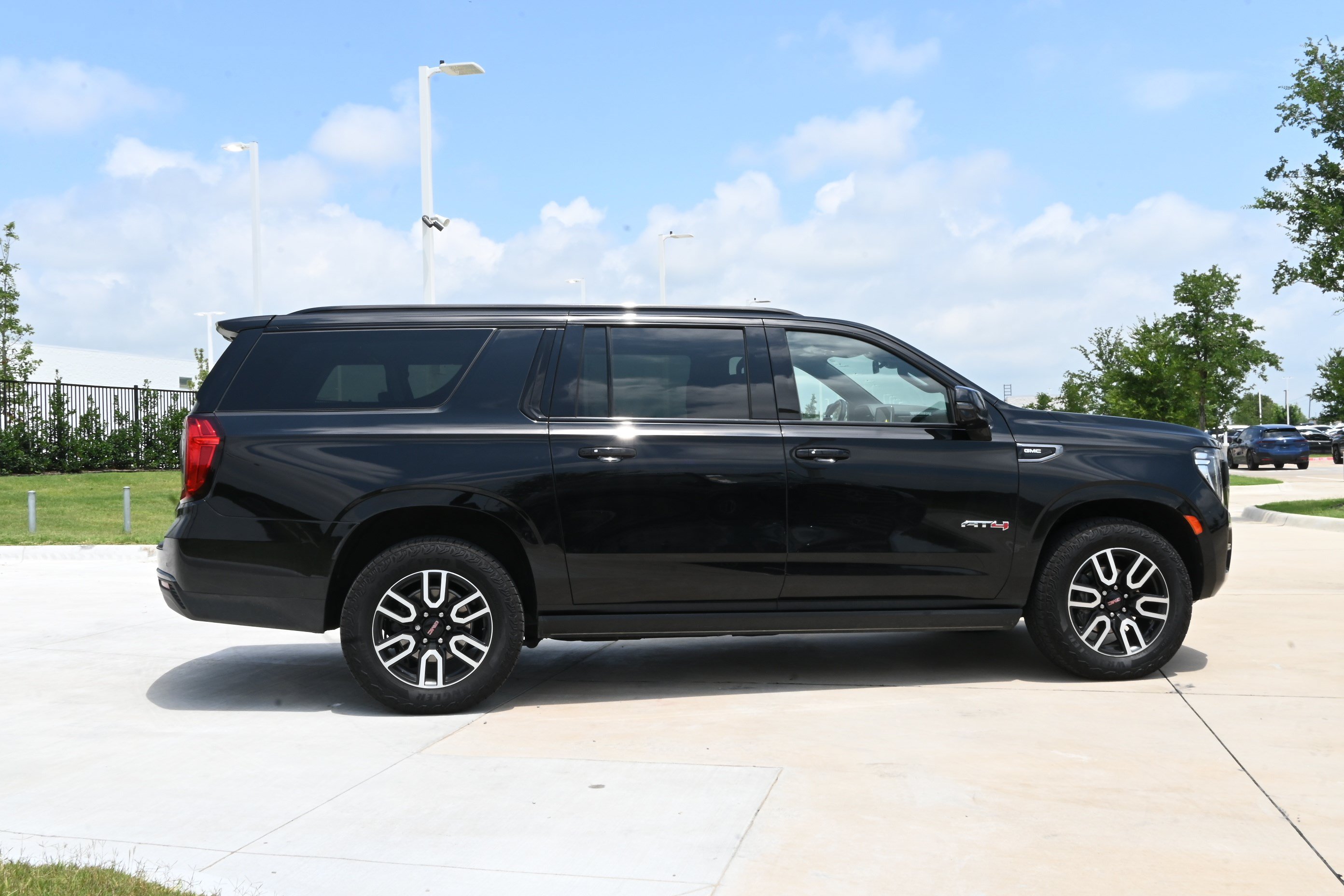 Used 2023 GMC Yukon XL AT4 w/ AT4 Premium Package AWD/4WD image 8