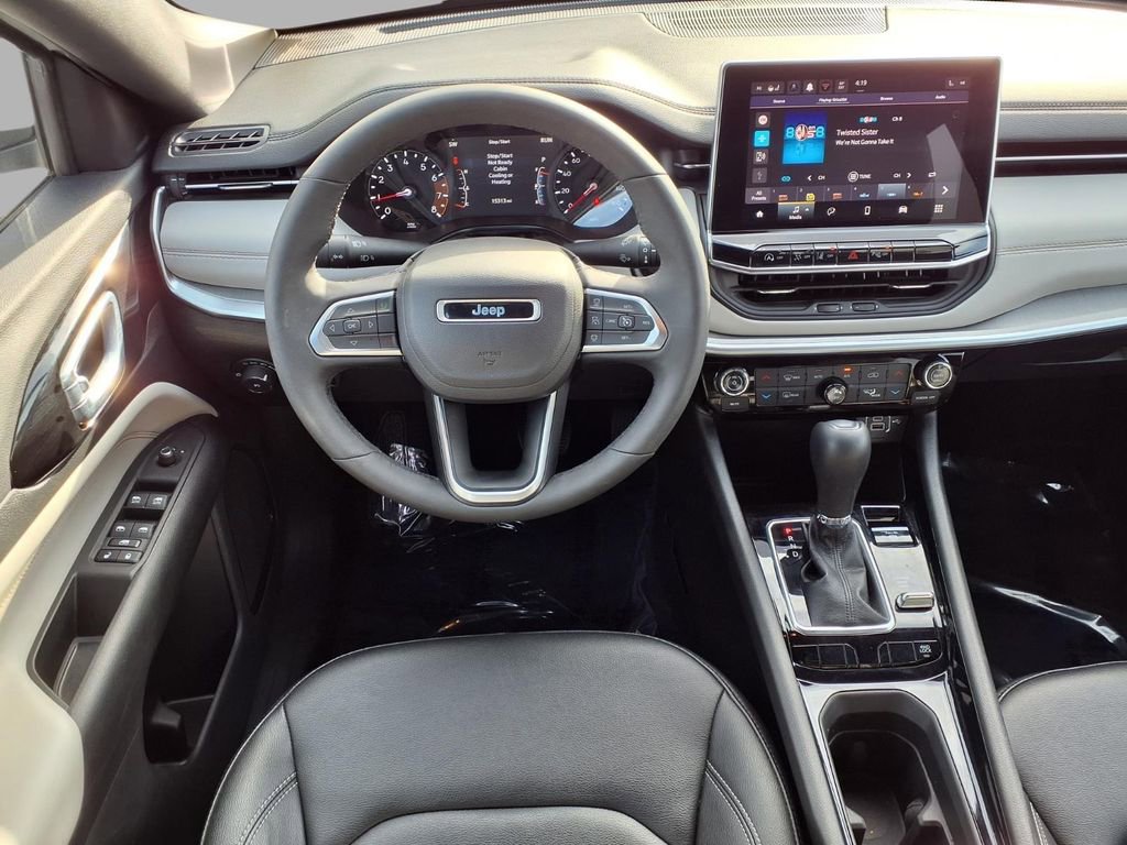 Used 2025 Jeep Compass Limited image 4