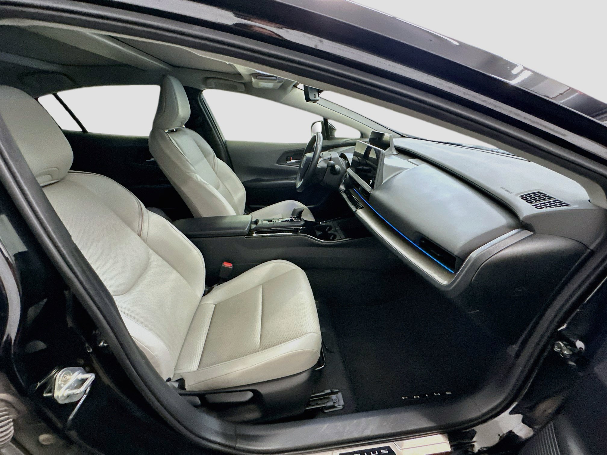 Used 2024 Toyota Prius XLE FWD image 33
