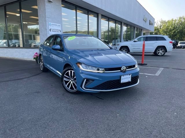 Used 2025 Volkswagen Jetta SE FWD image 3