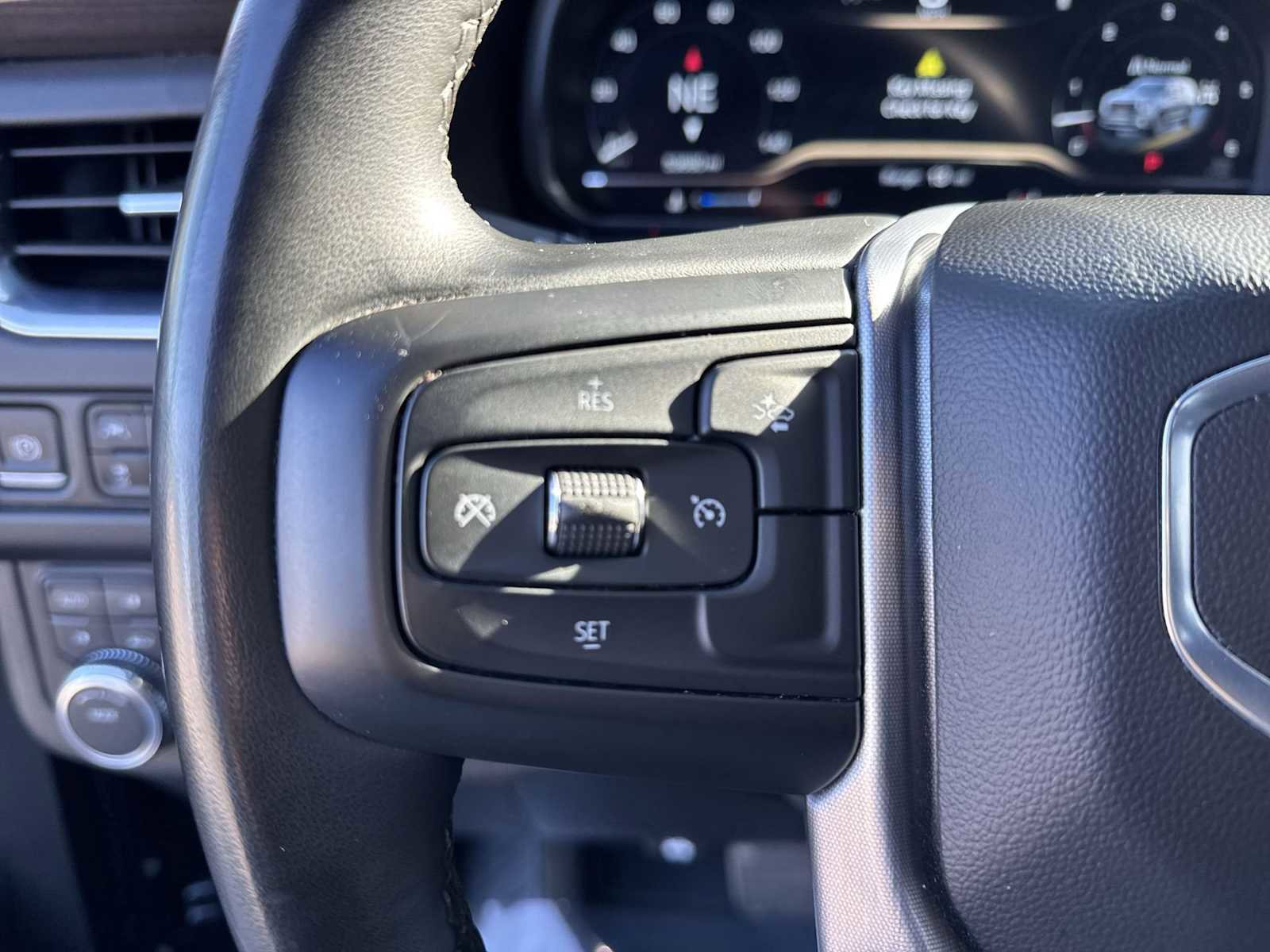 Used 2024 GMC Yukon SLE AWD/4WD image 32