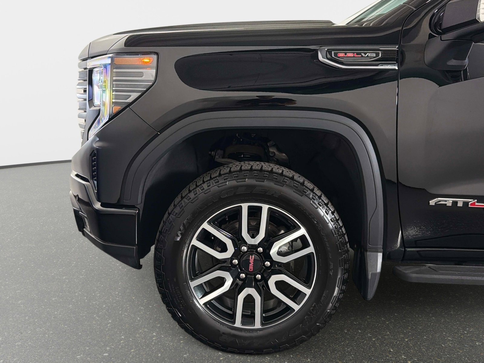 Used 2024 GMC Sierra 1500 AT4 w/ Technology Package AWD/4WD image 12