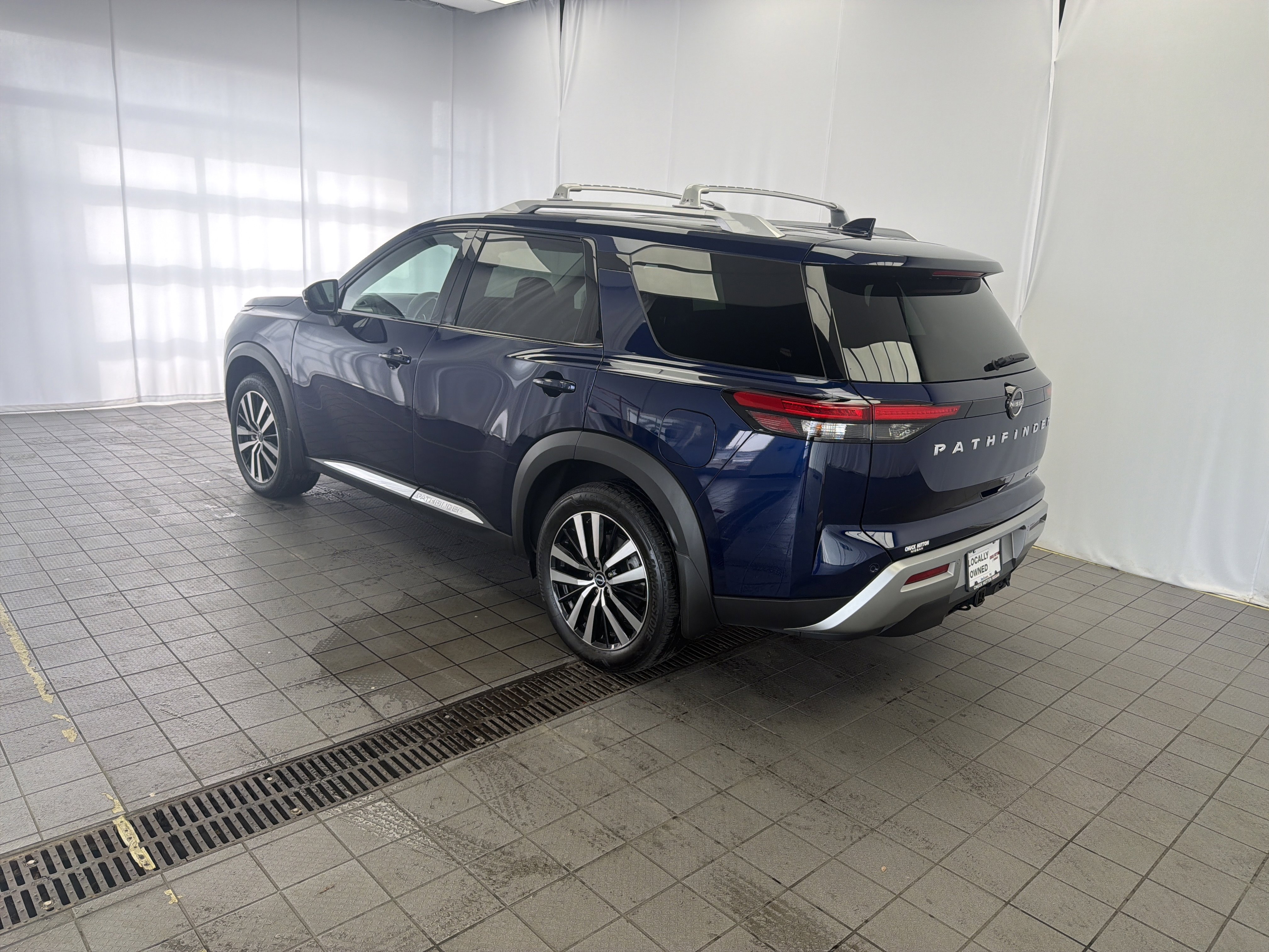 Used 2024 Nissan Pathfinder Platinum w/ Cargo Package image 7