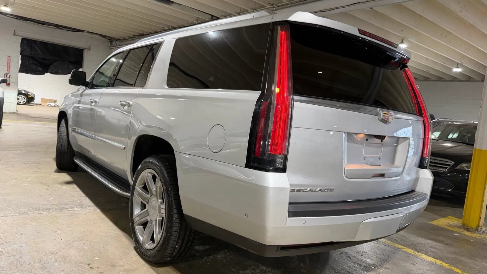 Used 2017 Cadillac Escalade ESV Luxury AWD/4WD image 3