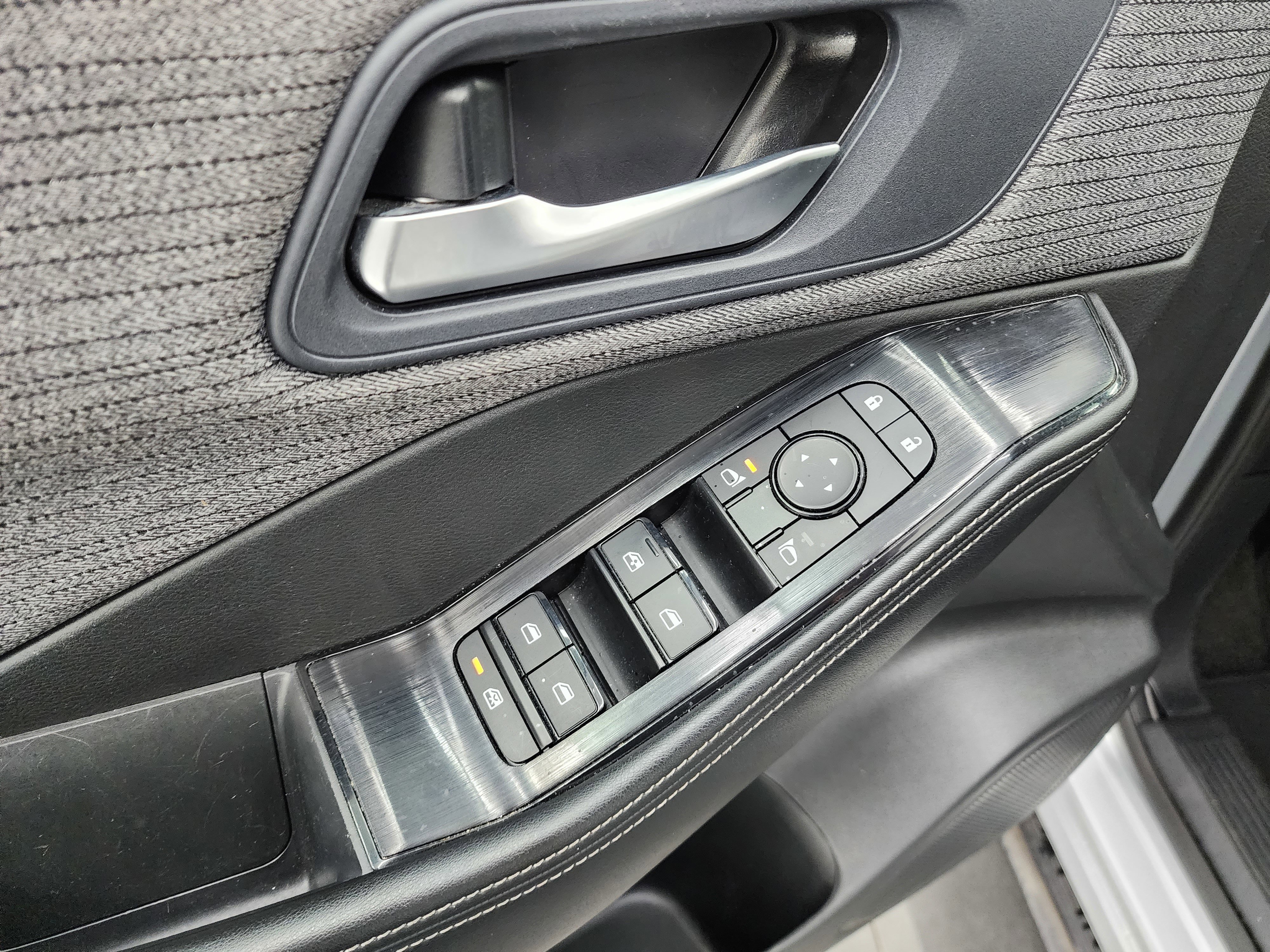 Used 2023 Nissan Rogue SV image 37