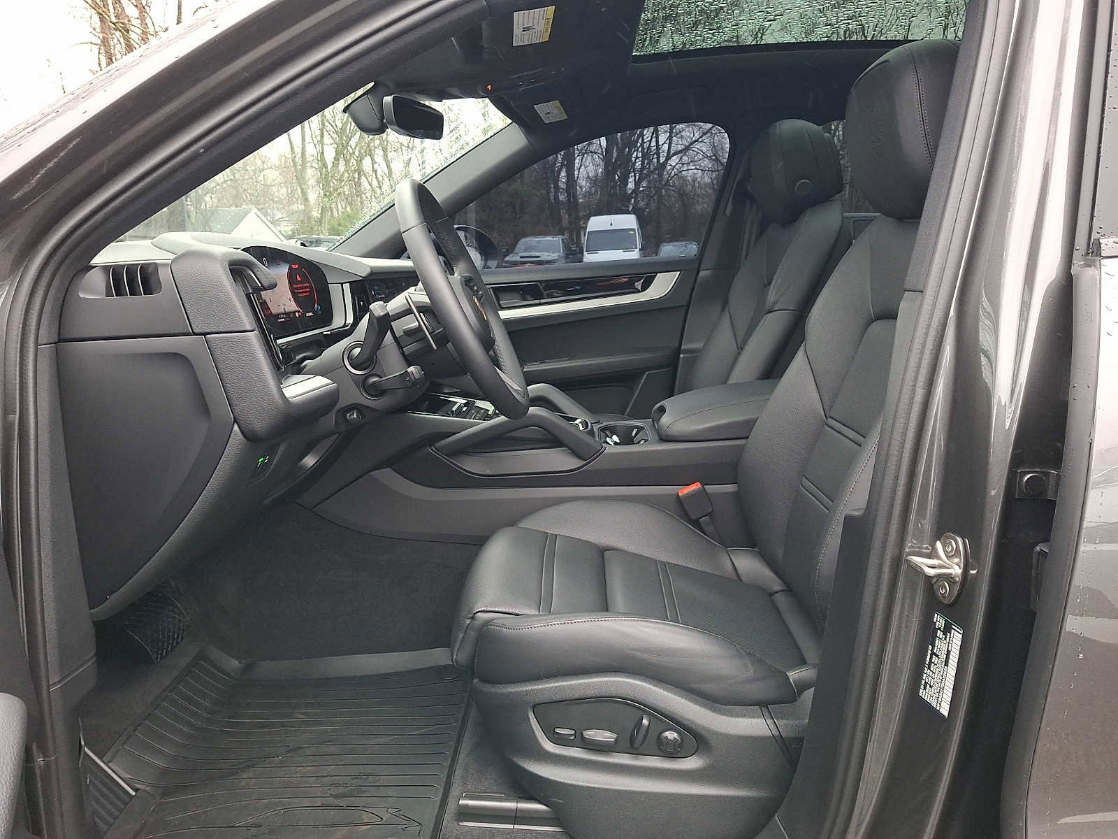 Used 2025 Porsche Cayenne Coupe image 14