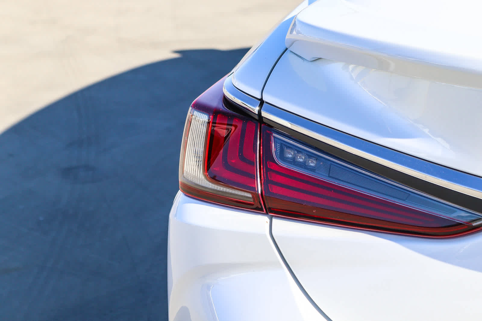 Used 2022 Lexus ES 300h w/ Premium Package FWD image 13
