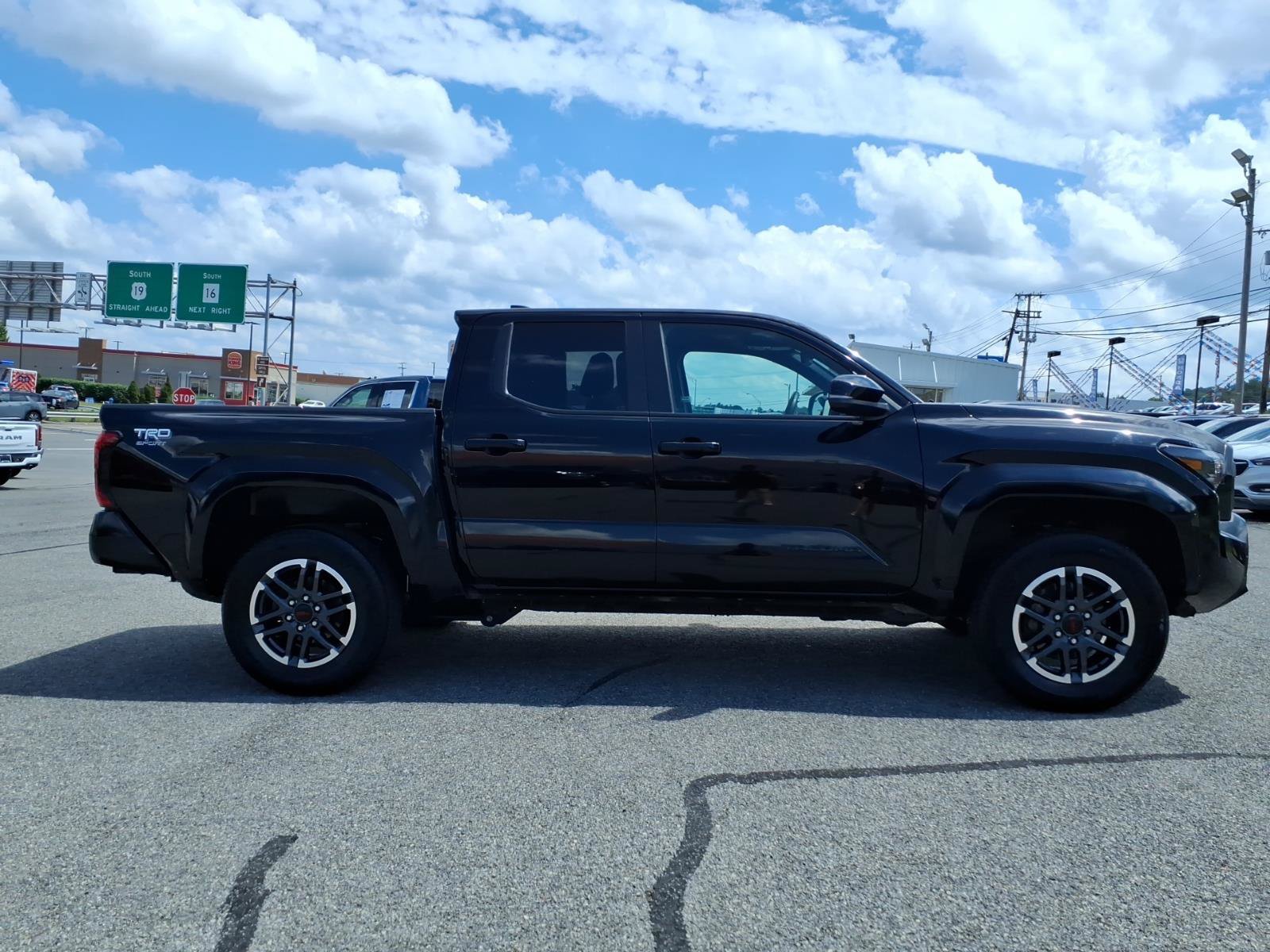 Used 2024 Toyota Tacoma TRD Sport w/ TRD Sport Upgrade Package AWD/4WD image 7