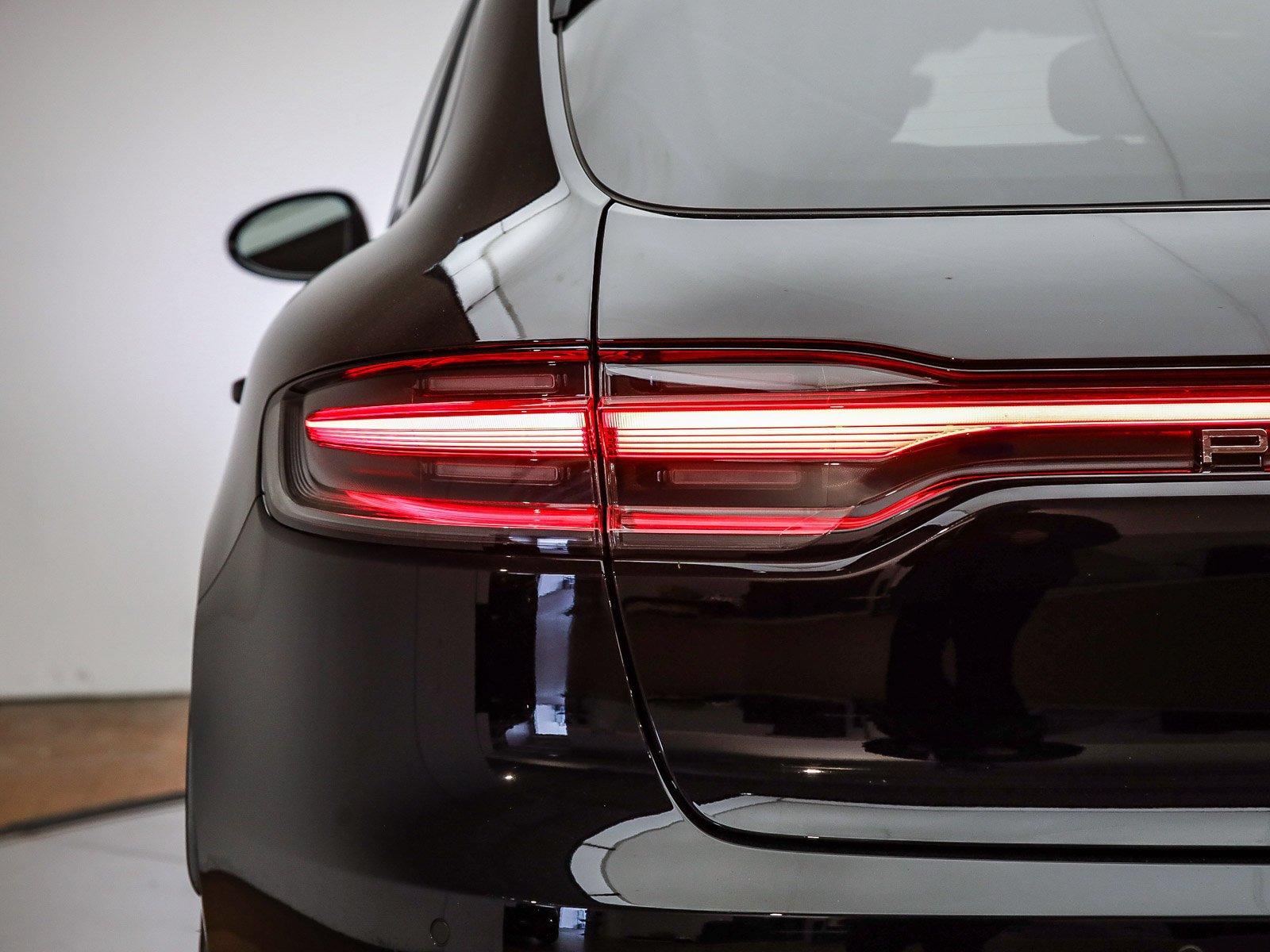 Certified 2025 Porsche Macan AWD/4WD image 8
