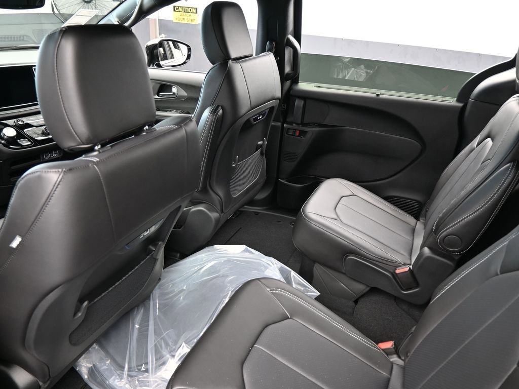 Used 2025 Chrysler Pacifica Select image 30