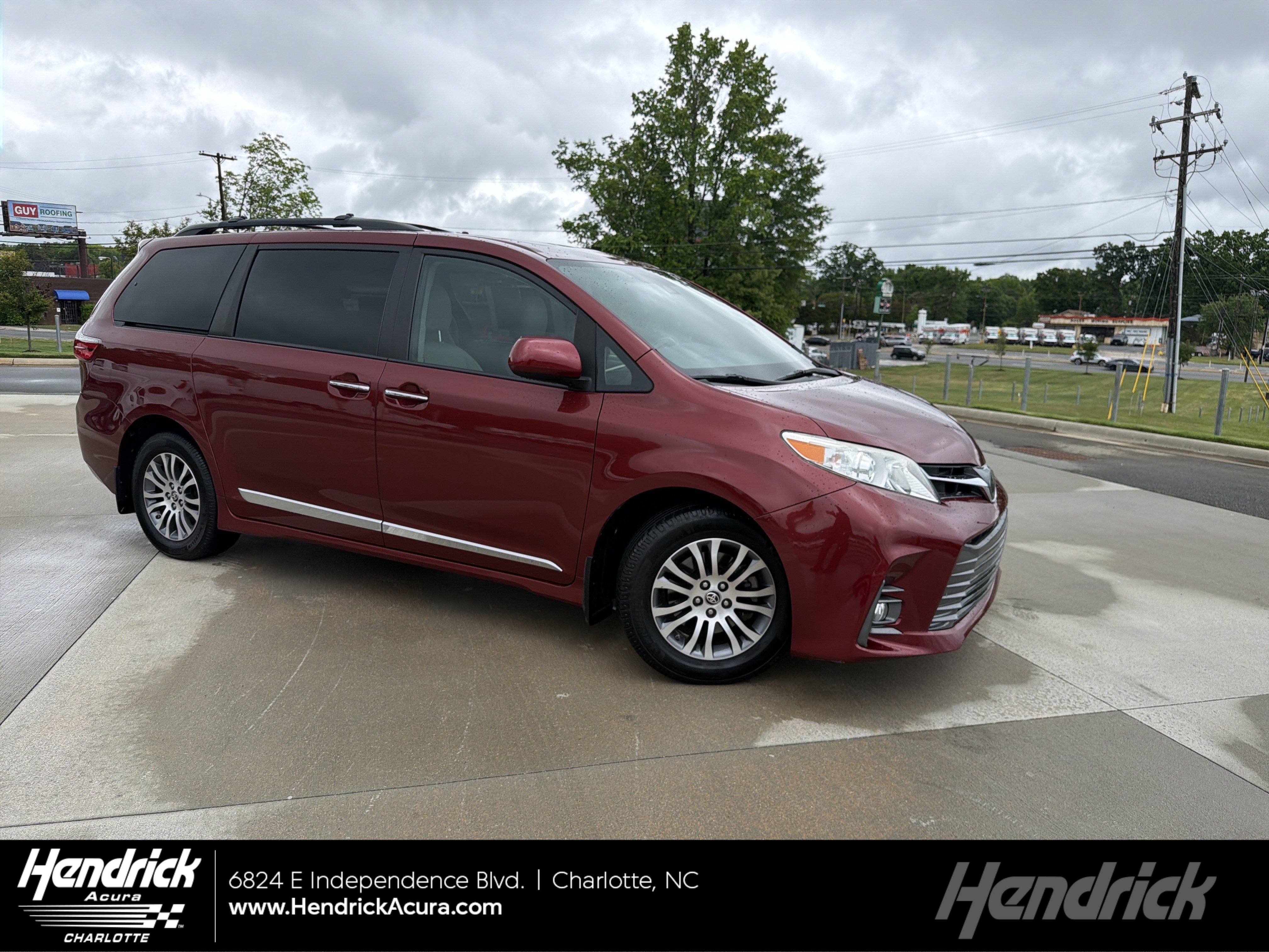 Used 2020 Toyota Sienna XLE w/ XLE Navigation Package FWD image 1