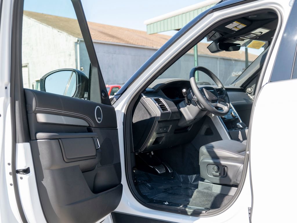 New 2025 Land Rover Discovery Dynamic SE image 10