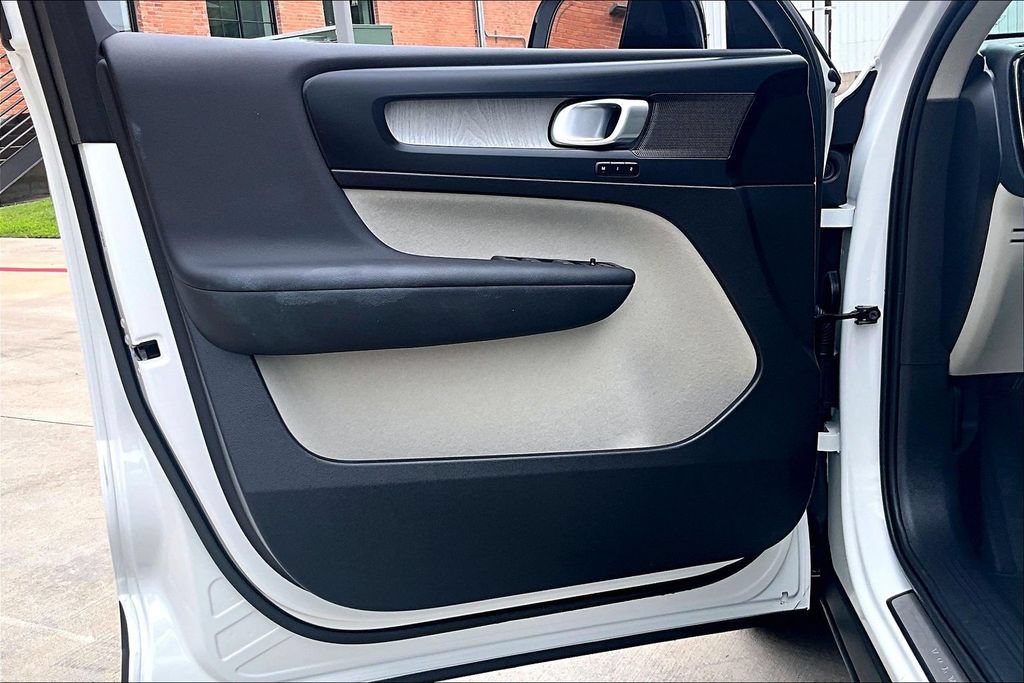 Certified 2026 Volvo XC40 B5 Plus AWD/4WD image 25