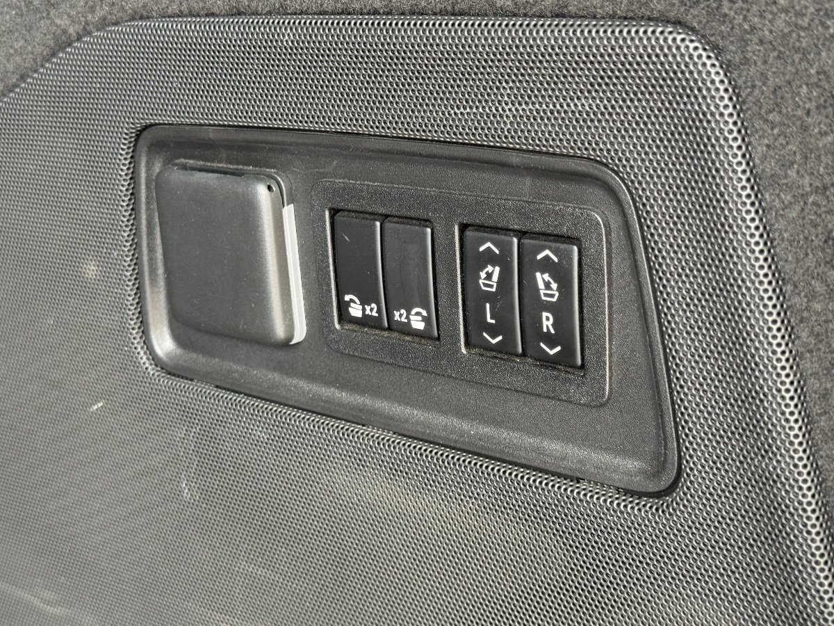 Used 2022 Cadillac Escalade Luxury AWD/4WD image 16