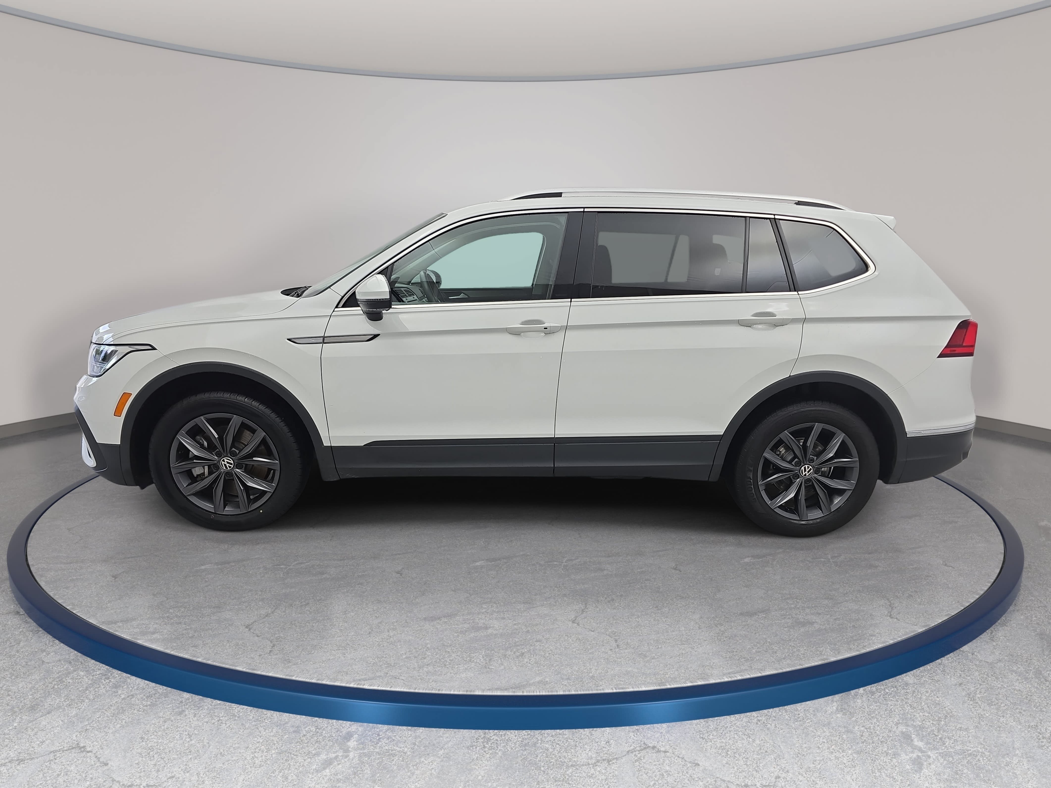 Used 2024 Volkswagen Tiguan SE AWD/4WD image 8