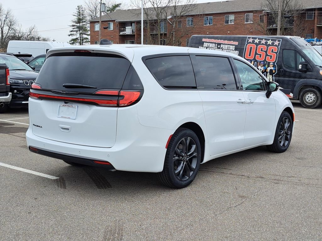 New 2026 Chrysler Pacifica Select image 4