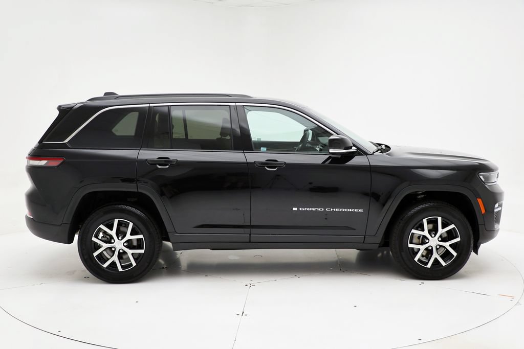Used 2025 Jeep Grand Cherokee Limited AWD/4WD image 3