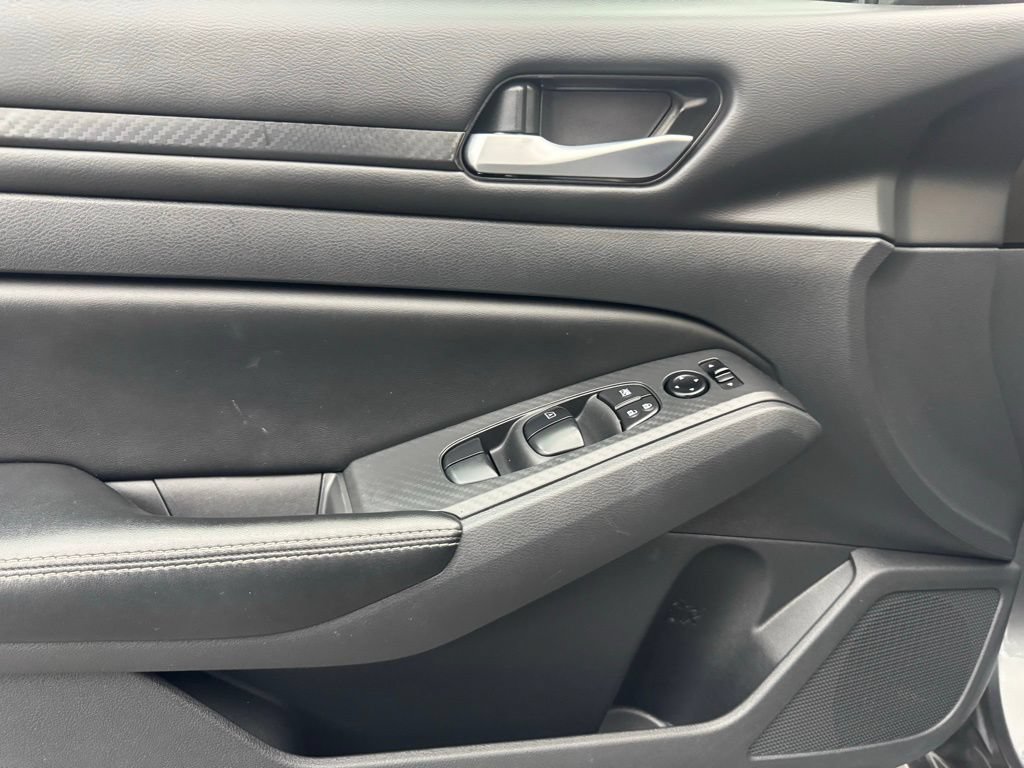 Used 2025 Nissan Altima 2.5 SV FWD image 13