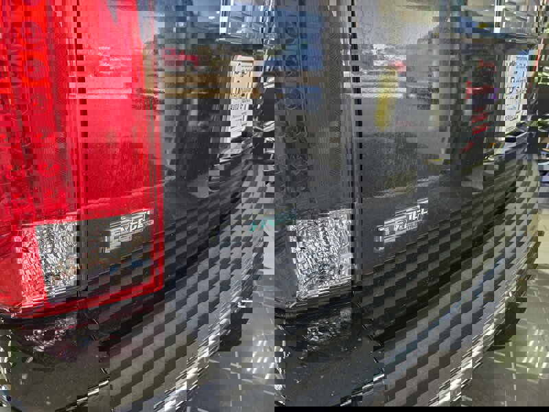 Used 2011 Cadillac Escalade ESV Luxury image 41