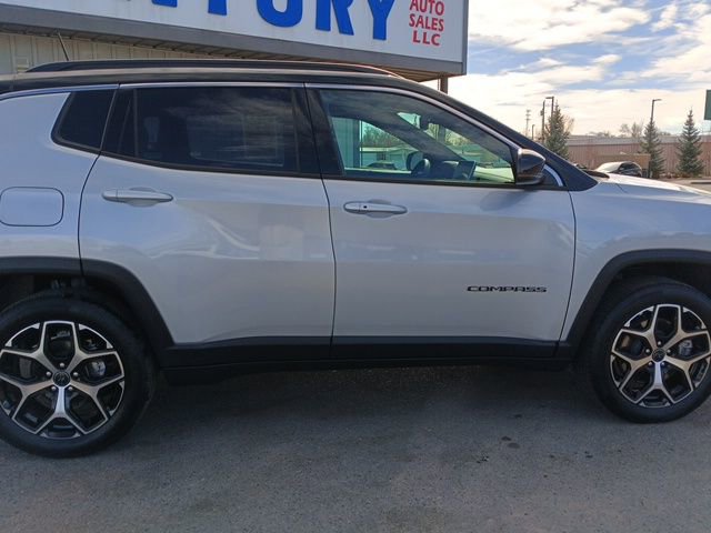 Used 2025 Jeep Compass Limited AWD/4WD image 10