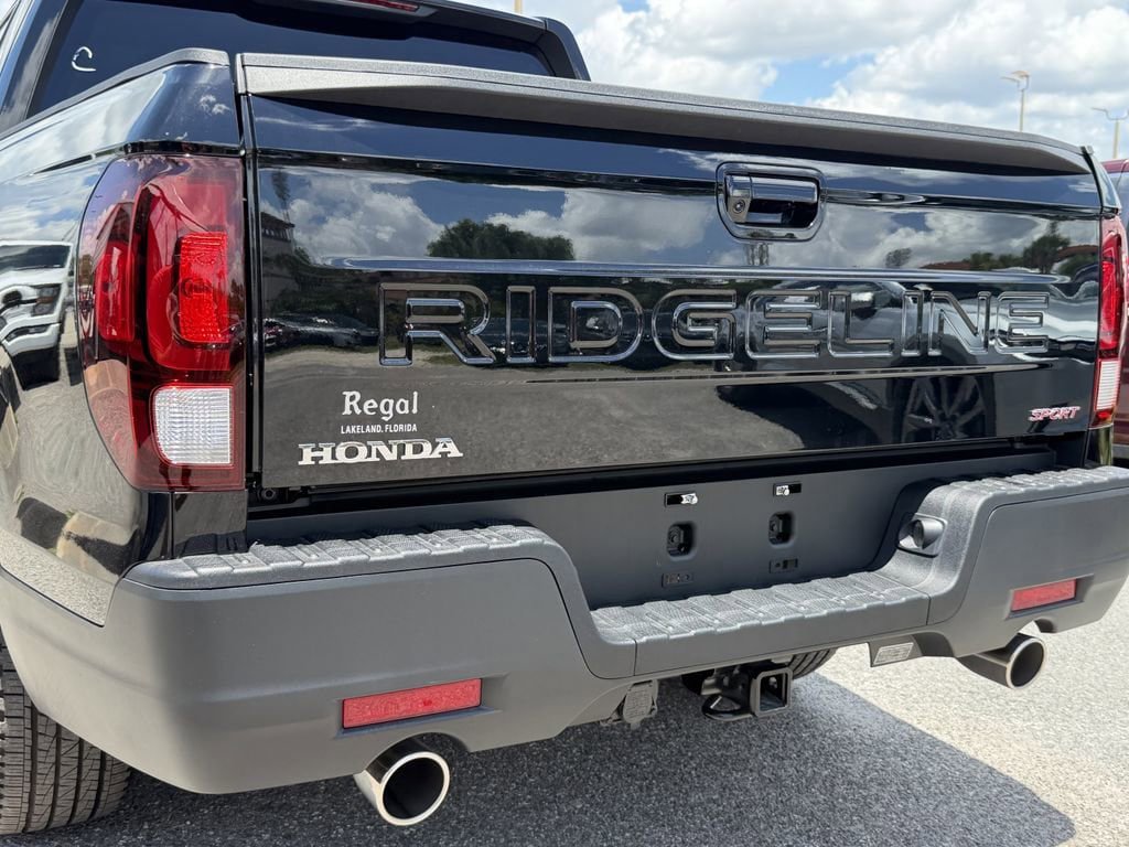 Used 2025 Honda Ridgeline Sport image 11